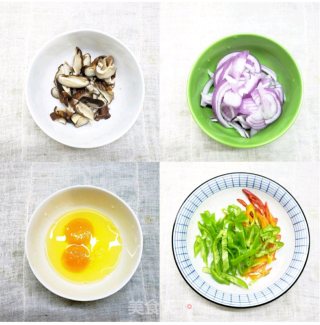 青椒洋葱香菇炒鸡蛋的做法步骤：1