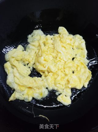 青椒洋葱香菇炒鸡蛋的做法步骤：2