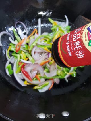青椒洋葱香菇炒鸡蛋的做法步骤：5