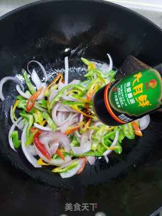 青椒洋葱香菇炒鸡蛋的做法步骤：6