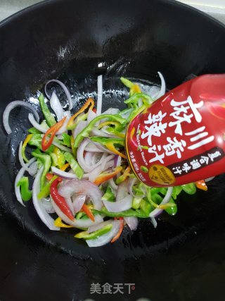 青椒洋葱香菇炒鸡蛋的做法步骤：7