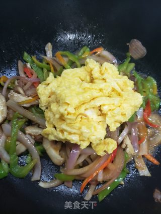 青椒洋葱香菇炒鸡蛋的做法步骤：9