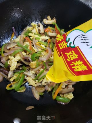 青椒洋葱香菇炒鸡蛋的做法步骤：10