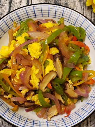 青椒洋葱香菇炒鸡蛋的做法步骤：11