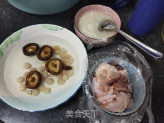 香菇干贝鸡粥的做法步骤：1