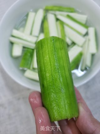 低卡营养海鲜菇丝瓜炒蛋的做法步骤：2