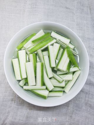 低卡营养海鲜菇丝瓜炒蛋的做法步骤：3