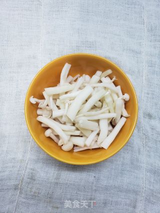 低卡营养海鲜菇丝瓜炒蛋的做法步骤：4
