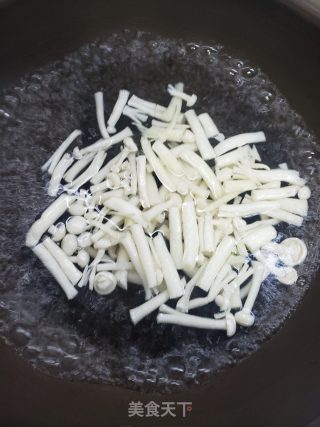 低卡营养海鲜菇丝瓜炒蛋的做法步骤：6