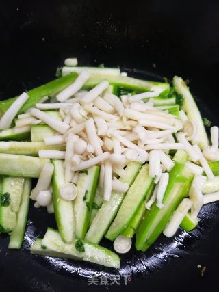 低卡营养海鲜菇丝瓜炒蛋的做法步骤：10