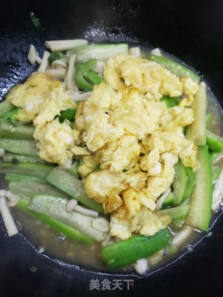 低卡营养海鲜菇丝瓜炒蛋的做法步骤：12