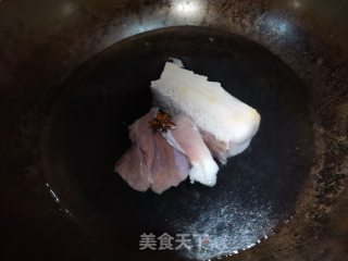 回锅肉炒辣椒的做法步骤：1