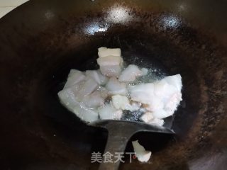 回锅肉炒辣椒的做法步骤：2