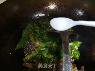 回锅肉炒辣椒的做法步骤：7