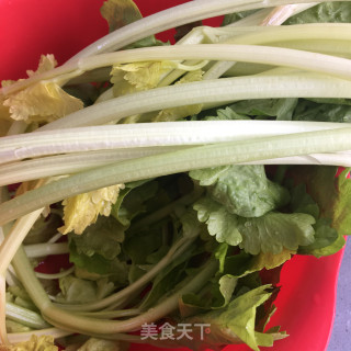 香芹炒牛筋的做法步骤：2