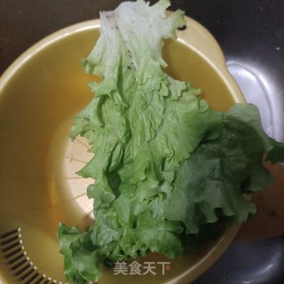 生菜烤肠沙拉的做法步骤：1