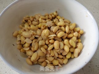 雪里蕻拌黄豆花生米的做法步骤：4