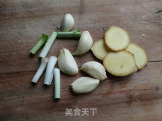 红烧鲳鱼的做法步骤：2