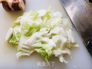 红烧肉白菜炖粉条的做法步骤：1