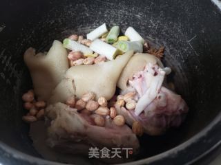 花生猪蹄煲的做法步骤：6