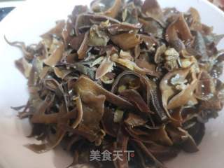 木耳炒鸡胸肉的做法步骤：2
