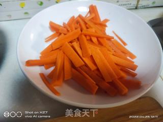 木耳炒鸡胸肉的做法步骤：1