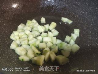 黄瓜炒虾仁的做法步骤：2