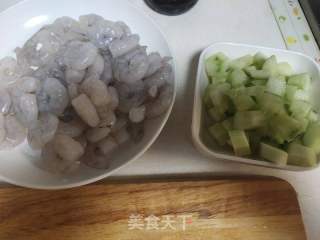 黄瓜炒虾仁的做法步骤：1