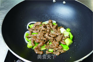 椒炒牛柳的做法步骤：3