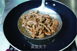 椒炒牛柳的做法步骤：1