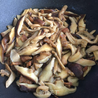 油渣炒香菇的做法步骤：7