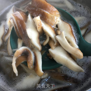 油渣炒香菇的做法步骤：4