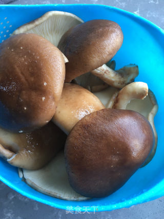 油渣炒香菇的做法步骤：1