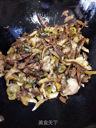 笋干酸菜炖肉的做法步骤：16