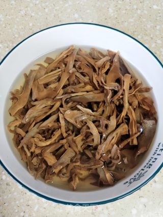 笋干酸菜炖肉的做法步骤：2