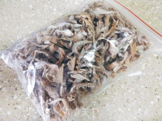 笋干酸菜炖肉的做法步骤：1