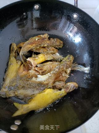 番茄黄骨鱼汤的做法步骤：2
