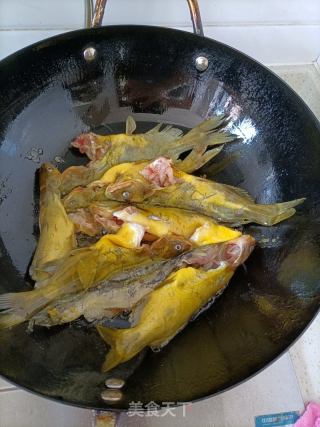 番茄黄骨鱼汤的做法步骤：1