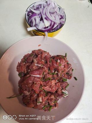 洋葱炒牛肉的做法步骤：1