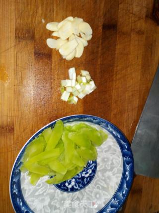 莴笋的做法步骤：1