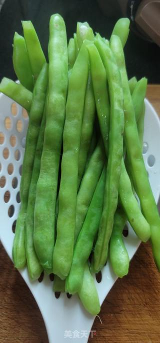 腊肠炒四季豆木耳的做法步骤：3