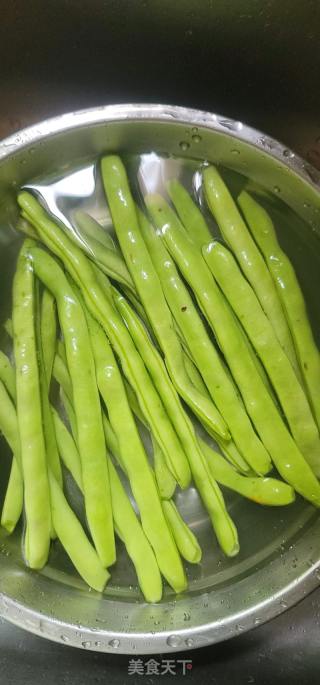 腊肠炒四季豆木耳的做法步骤：1