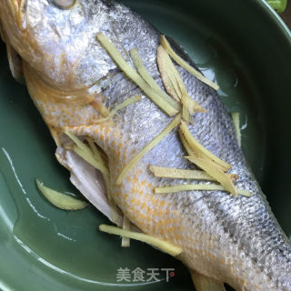 酱焖黄花鱼的做法步骤：1