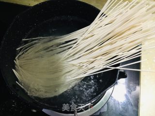 油泼面的做法步骤：2