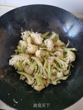 菜花炒香肠的做法步骤：3