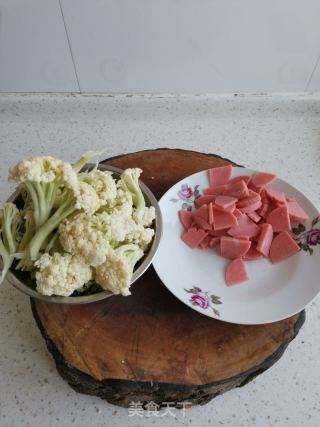菜花炒香肠的做法步骤：2