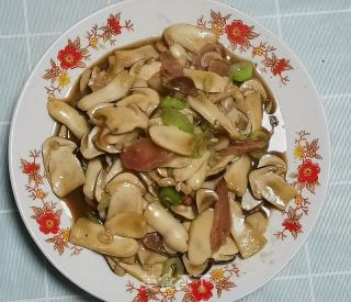 广味香肠炒松茸的做法