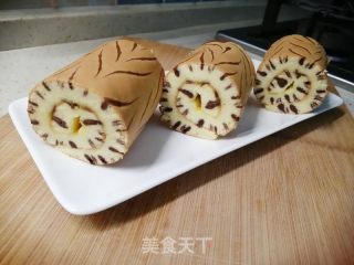 巧克力叶纹果香蛋糕卷的做法