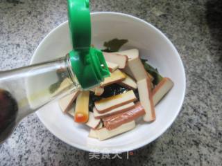 鸡蛋干拌裙带菜的做法步骤：7
