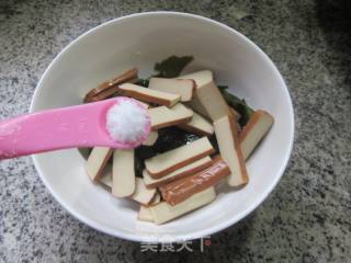 鸡蛋干拌裙带菜的做法步骤：6